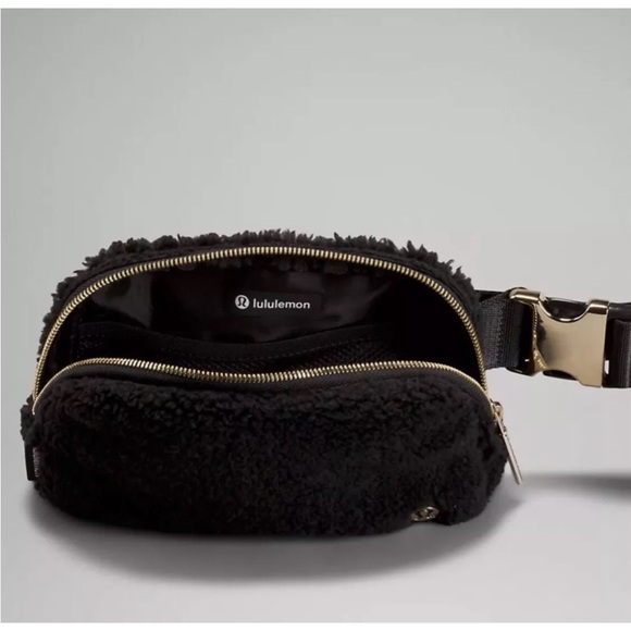 🆕 NWT Lululemon Fleece Everywhere Belt Bag Black - Picture 4 of 10